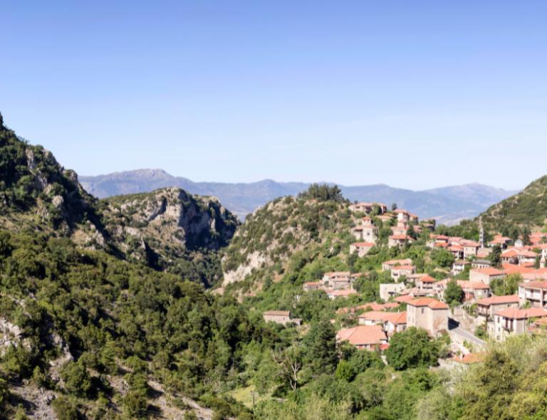 paesaggio arcadia con montagne e un villaggio in grecia durante un trekking