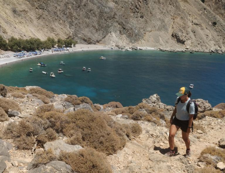 vista della costa di creta durante trekking in grecia