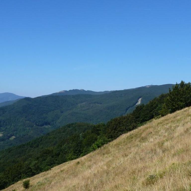 walkers hiking on a mountain ridge between Fidenza and Pontremoli