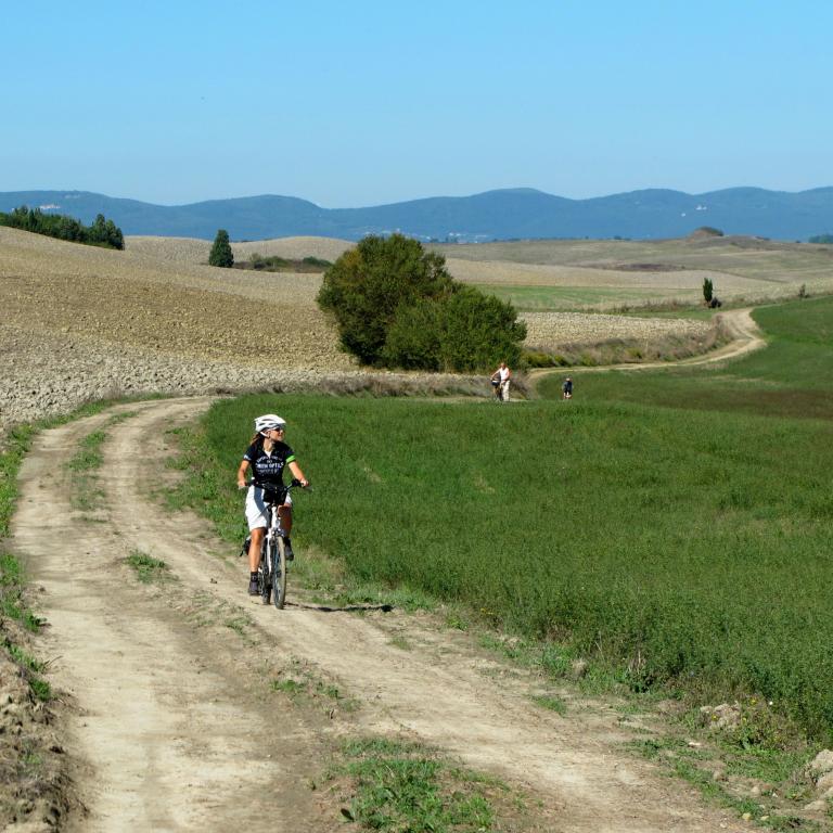 cycling to bagno vignoni in via francigena