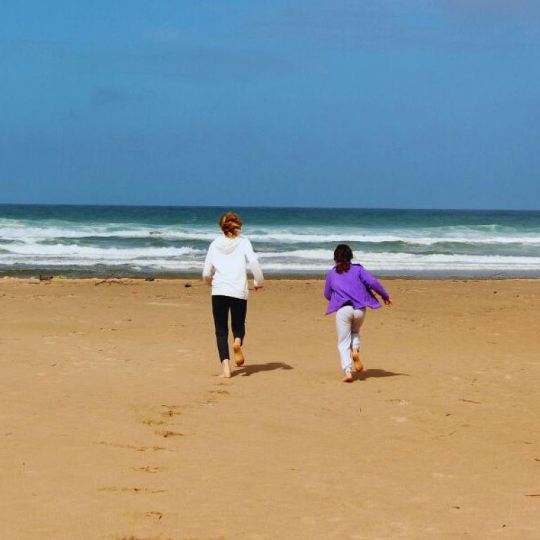 women walking rota vicentina and running to the sea 