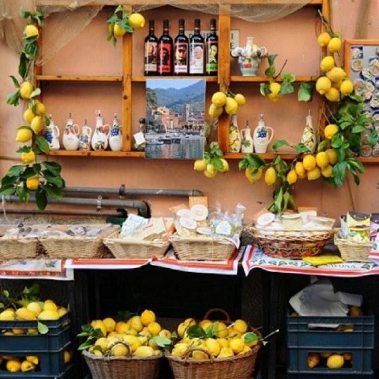 lemon shop in cinque terre