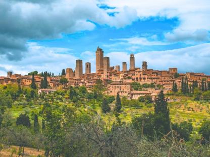 Viaggi brevi a piedi in Italia ed Europa view of San Gimignano towers on Via Francigena