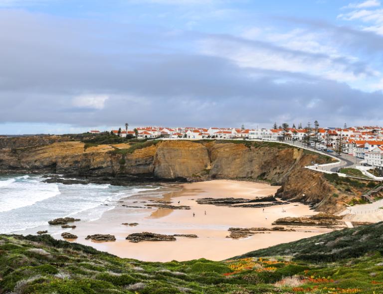 Paesaggio del Portogallo con spiagge dorate e scogliere atlantiche