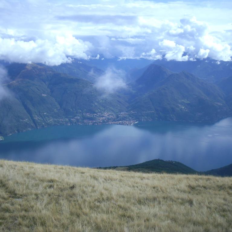 Panorama dall’alto del Lago di Como con montagne avvolte dalle nuvole