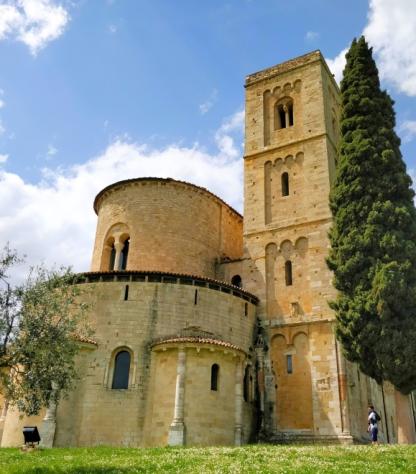 the tuscan countryside in val d orcia