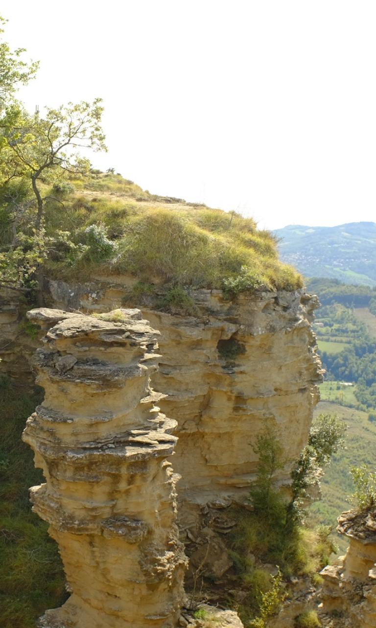 Il Monte Adone lungo la Via degli Dei con panorama appenninico