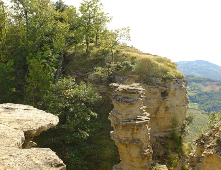 Il Monte Adone lungo la Via degli Dei con panorama appenninico