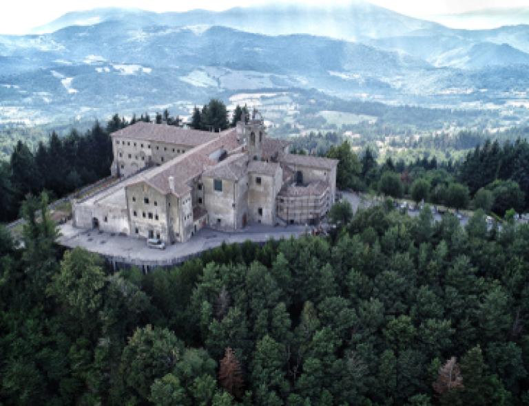 vista panoramica dal monte senario lungo la via degli dei