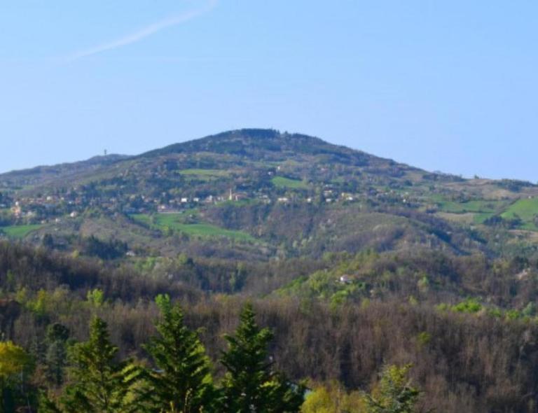 il monte venere lungo la via degli dei da bologna a firenze