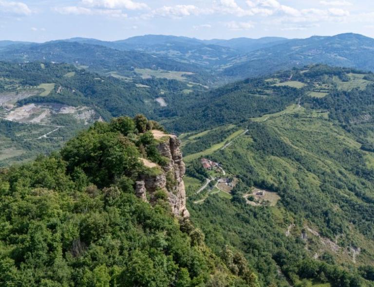 Il Monte Adone lungo la Via degli Dei con panorama appenninico