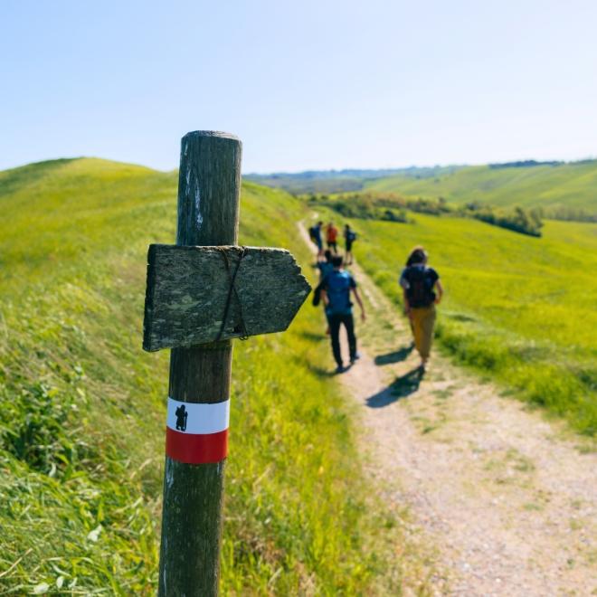 puerta del pueblo antiguo de monteriggioni por la via Francigena en Toscana