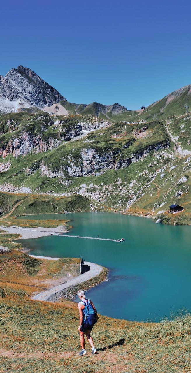 Paisaje alpino amplio en Austria con crestas verdes ideales para senderismo en Austria.