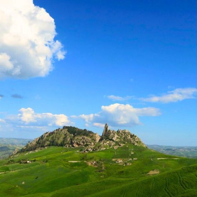Veduta panoramica tra colline e borghi siciliani sulla Magna Via Francigena