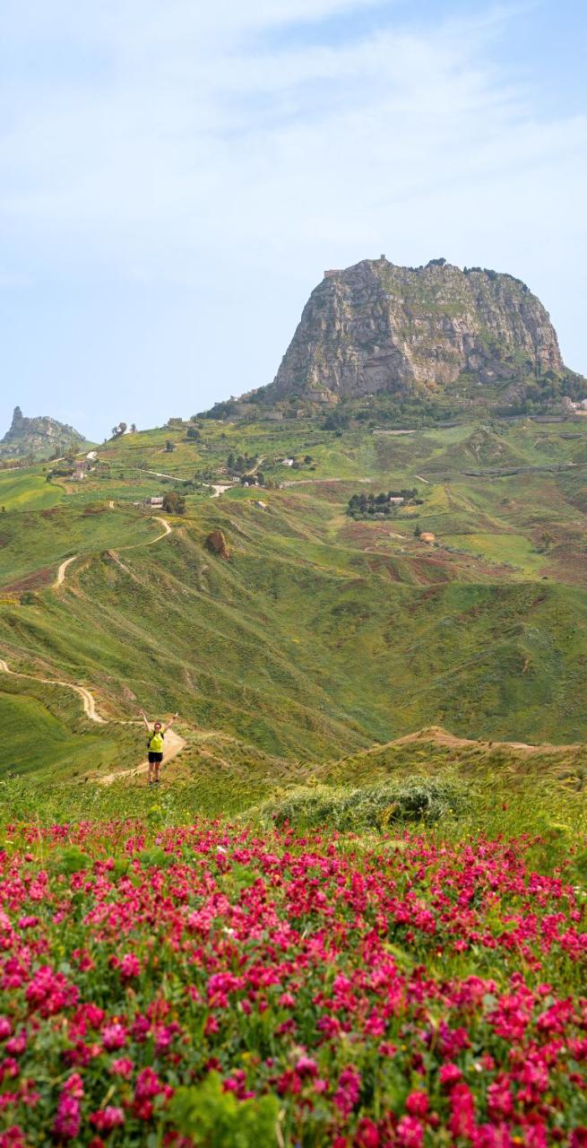 la valle de los templos cerca de Agrigento en la Magna via Francigena en Sicilia