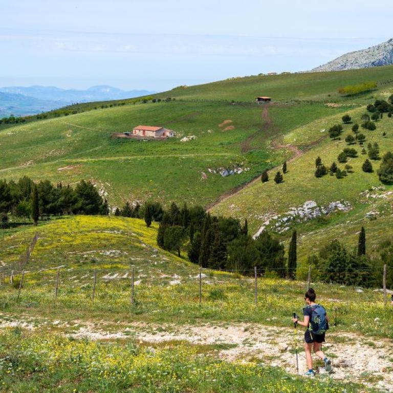 paisaje rural con colinas verdes por la magna via francigena en sicilia