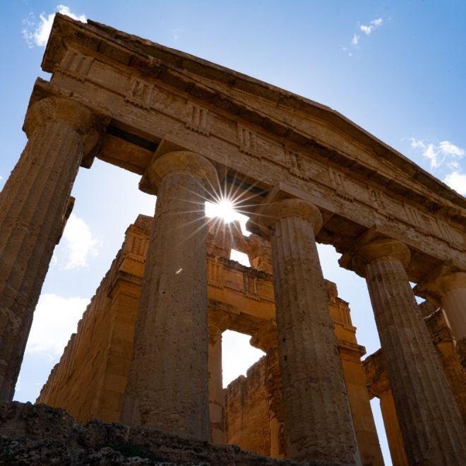 Lago Piana degli Albanesi en la Magna Via Francigena en Sicilia