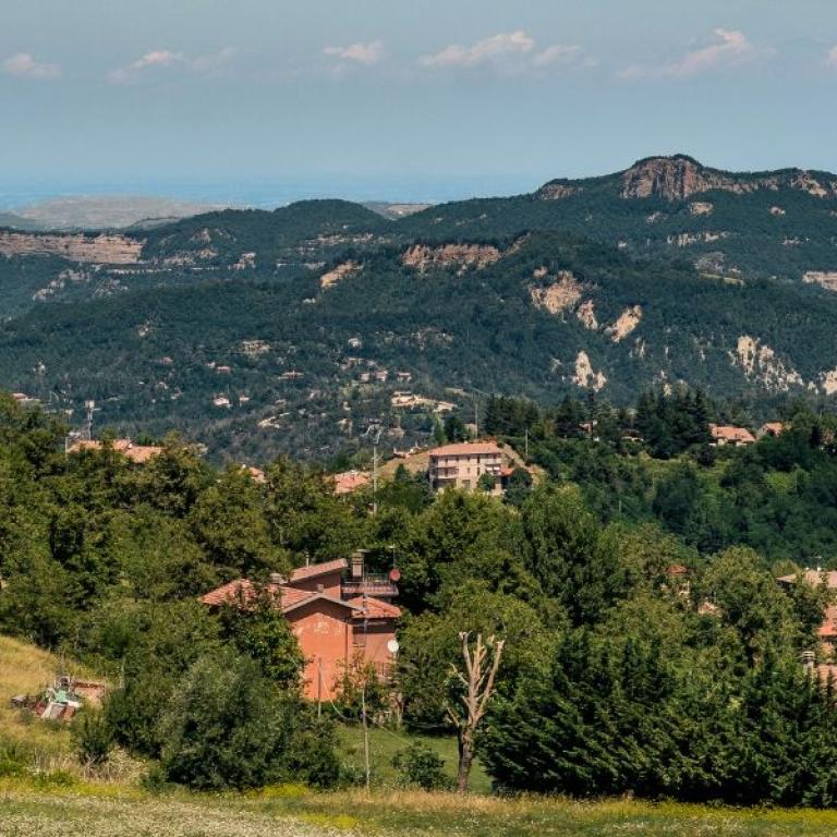 fVia degli Dei Breve da Sasso Marconi a San Piero A Sieve boschi e case appennini
