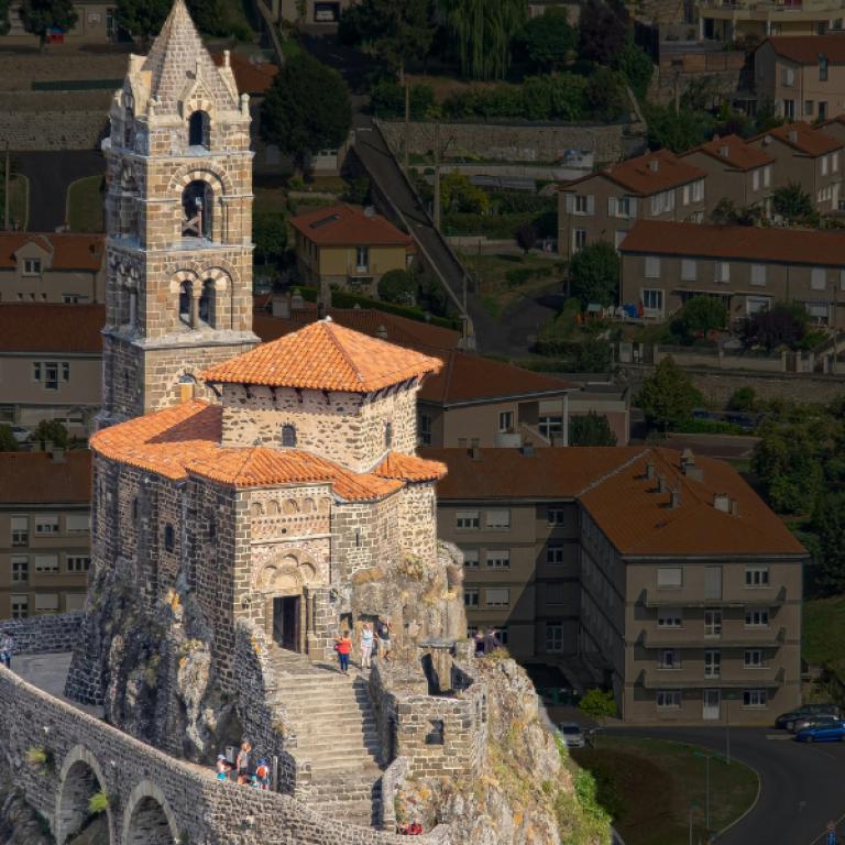 La cappella di Saint-Michel d’Aiguilhe arroccata sulla roccia, simbolo del Cammino di Santiago Le Puy-en-Velay Aumont-Aubrac.