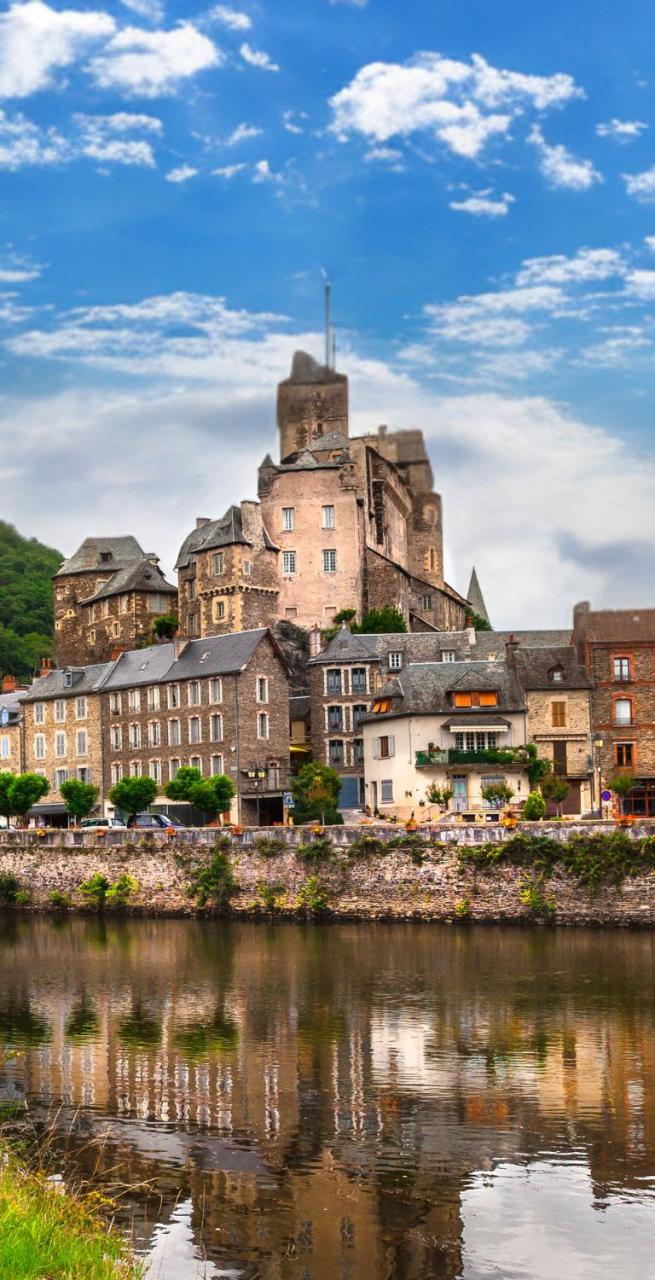 man walking the camino de santiago admiring estaing castle