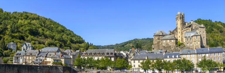 Cammino di Santiago Francese: da Aumont Aubrac a Conques man walking the camino de santiago admiring estaing castle