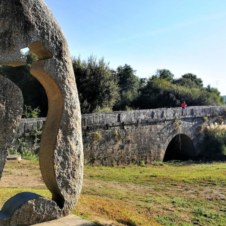 Scultura e ponte medievale lungo il Cammino Portoghese Portoghese verso Santiago
