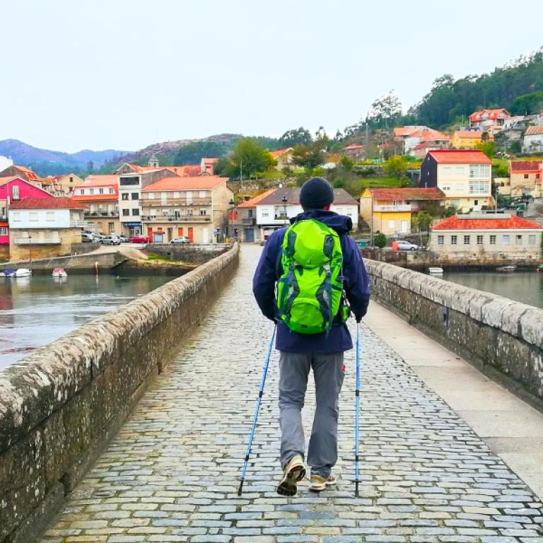 Pellegrino sul ponte di Valença lungo il Cammino Portoghese Valença Santiago