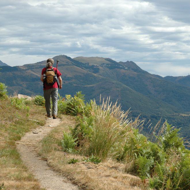Cammino di Oropa camminatore lungo sentiero montagna 