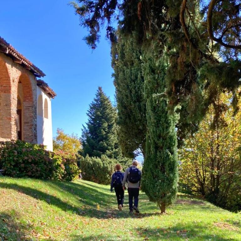 Gruppo di Camminatori in cammino lungo un sentiero del Cammino di Oropa in Piemonte