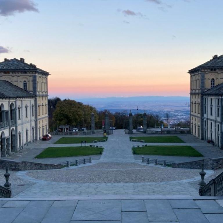 Camminatori in gruppo verso Roppolo e il Lago di Bertignano lungo il Cammino di Oropa in Piemonte
