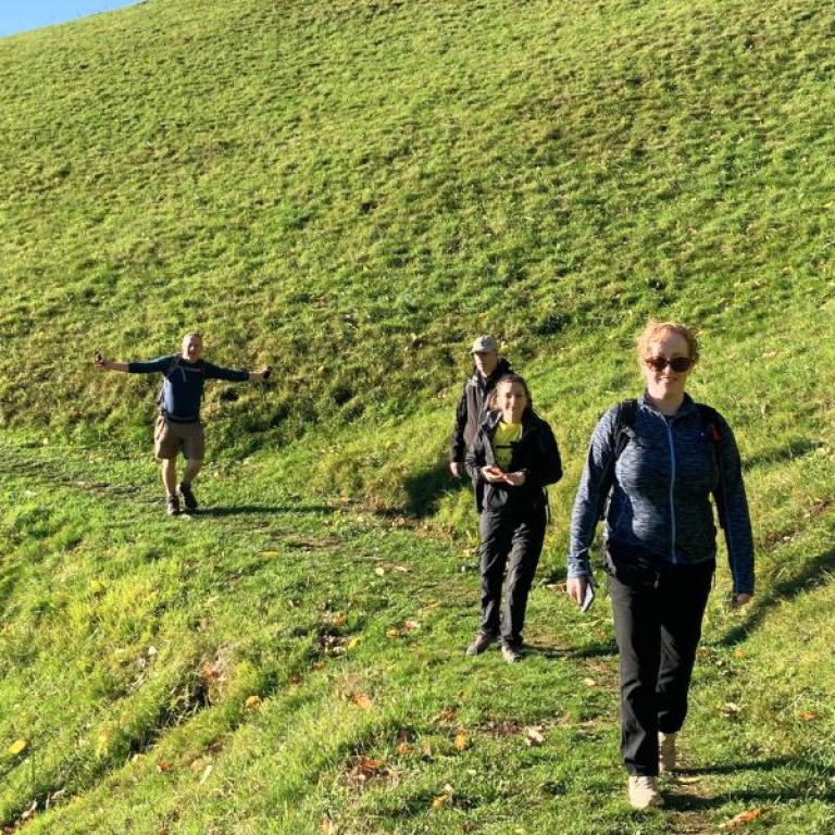 Vista dall'alto del Lago Viverone immerso nei vigneti lungo il Cammino di Oropa