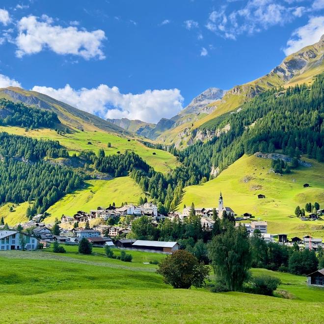 Cammino tra i villaggi di montagna svizzeri durante un trekking
