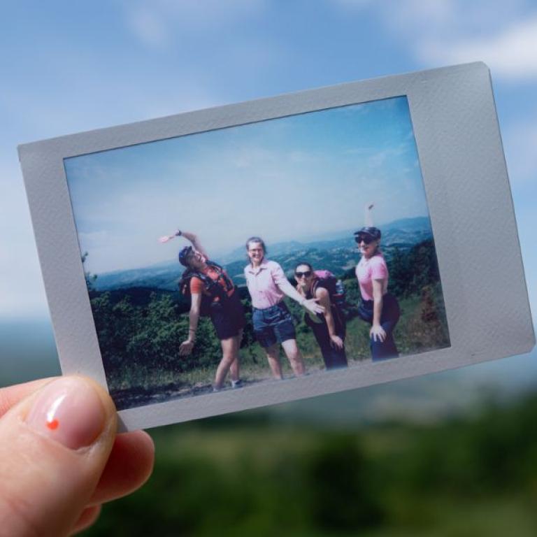 Momento conviviale del gruppo durante il cammino della Via degli Dei