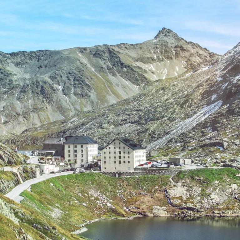 Panorama del Passo del Gran San Bernardo con lago verde e hospice, tappa finale della Via Francigena Svizzera