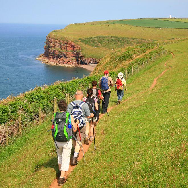 viaggi a piedi regno unito persone che camminano lungo una scogliera