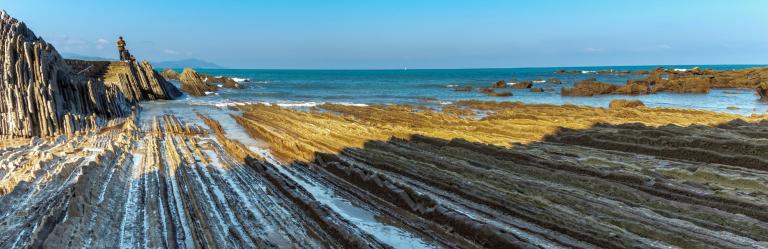 pilgrims walking the the camino del norte with a wonderful ocean view
