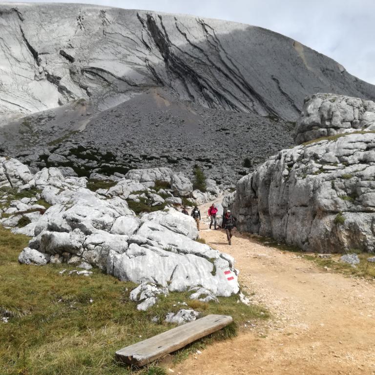 gruppo di camminatori lungo l' alta via 1 dolomiti fanes sennes braies