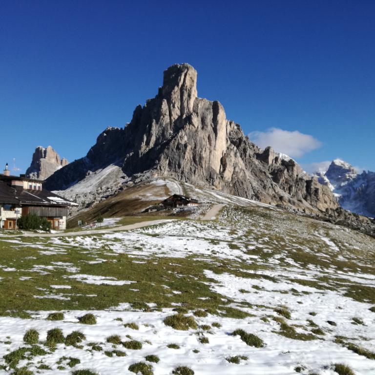 rifugio in quota con neve sull' alta via 1 dolomiti tra il Passo Giau e il rifugio Averau