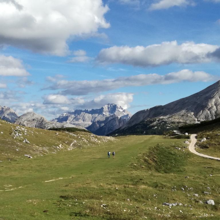 Valle alpina sull’Alta Via 1 Dolomiti nel Parco Naturale Fanes-Sennes-Braies