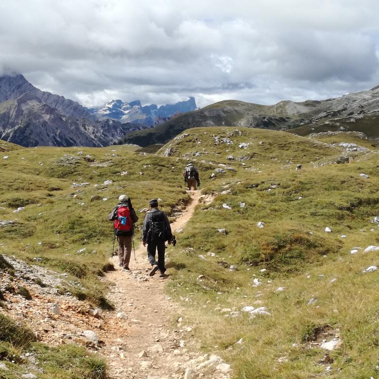 camminatori sul sentiero dell' alta via 1 dolomiti nel Parco Naturale Fanes-Sennes-Braies