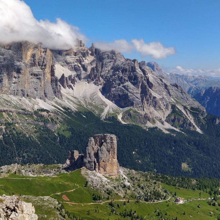 Le Cinque Torri delle Dolomiti lungo l’Alta Via 1 vicino al Passo Giau