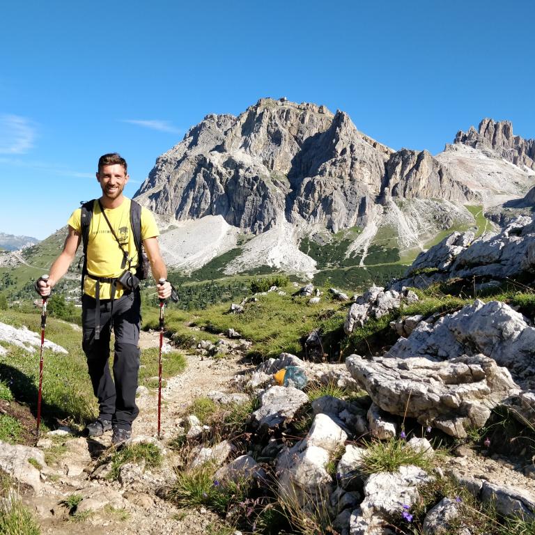 camminatore lungo alta via 1 dolomiti vicino a Averau Nuvolau e le Cinque Torri