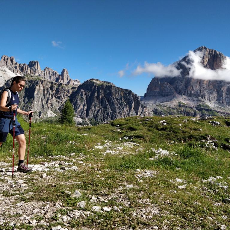camminatrice percorre alta via 1 dolomiti vicino alle Cinque Torri