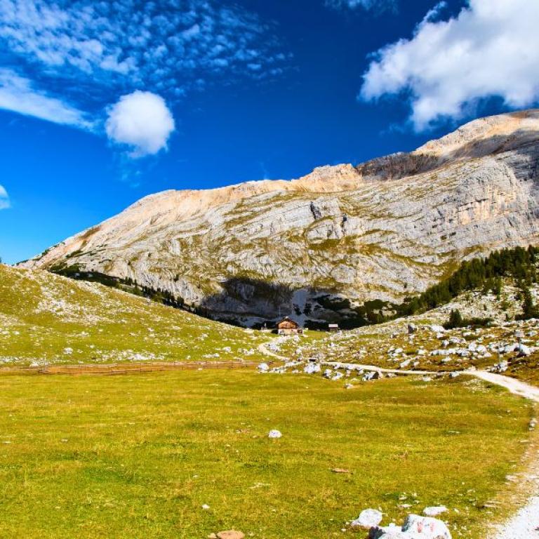 Rifugio alpino sull’Alta Via 1 Dolomiti nel parco nazionale di Fanes Sennes Braies