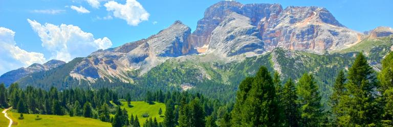 Paesaggio alpino tipico dell’Alta Via 1 Dolomiti vicino al Lago di Braies