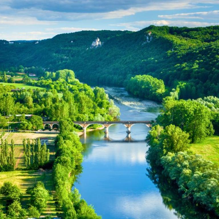 the Dordogne River flows past châteaux