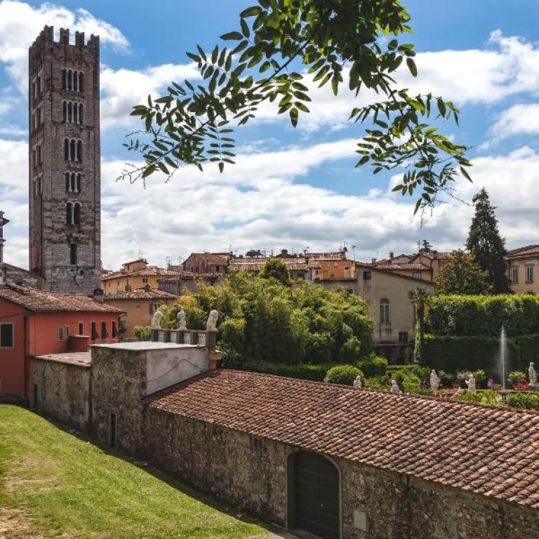 tuscany umbria view of lucca walled city during a tuscany walking holiday