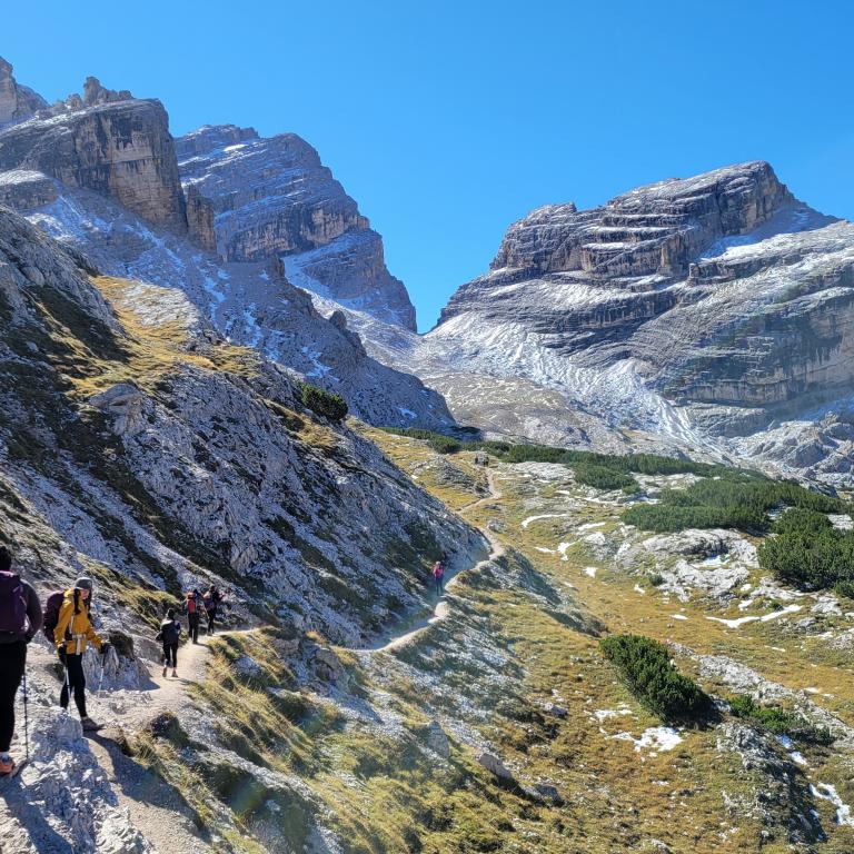 Sendero panorámico con las imponentes cimas dolomíticas, perfecto para el senderismo en Italia