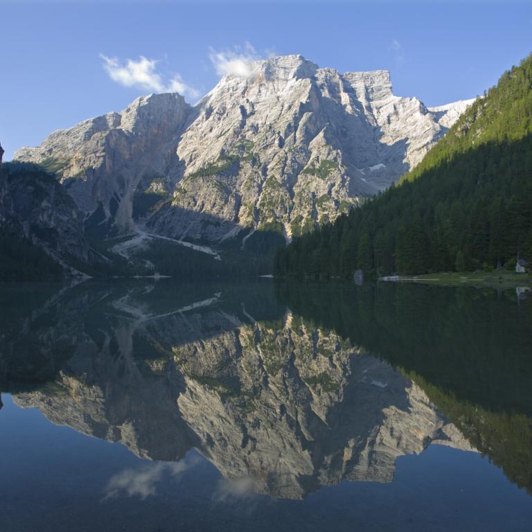 El lago de Braies reflejando las montañas, un símbolo icónico del senderismo en Italia