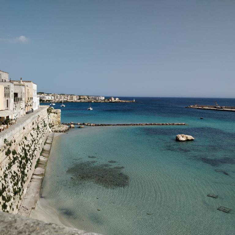 Vista panorámica de Otranto con su casco antiguo y barcos en el mar – viajes a pie por Puglia y Matera